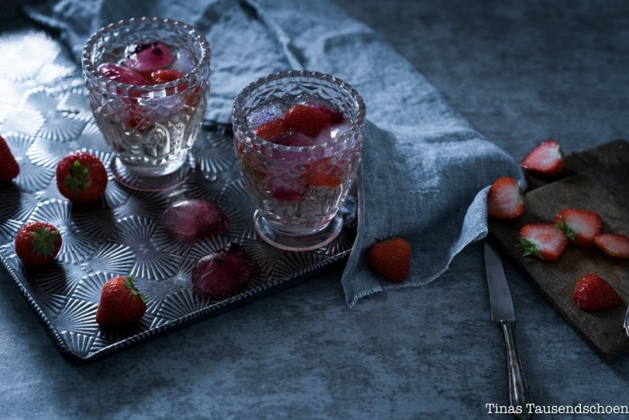 Tanz in den Mai! Erdbeer Bowle mit Hibiskusblüten Eiswürfeln ...