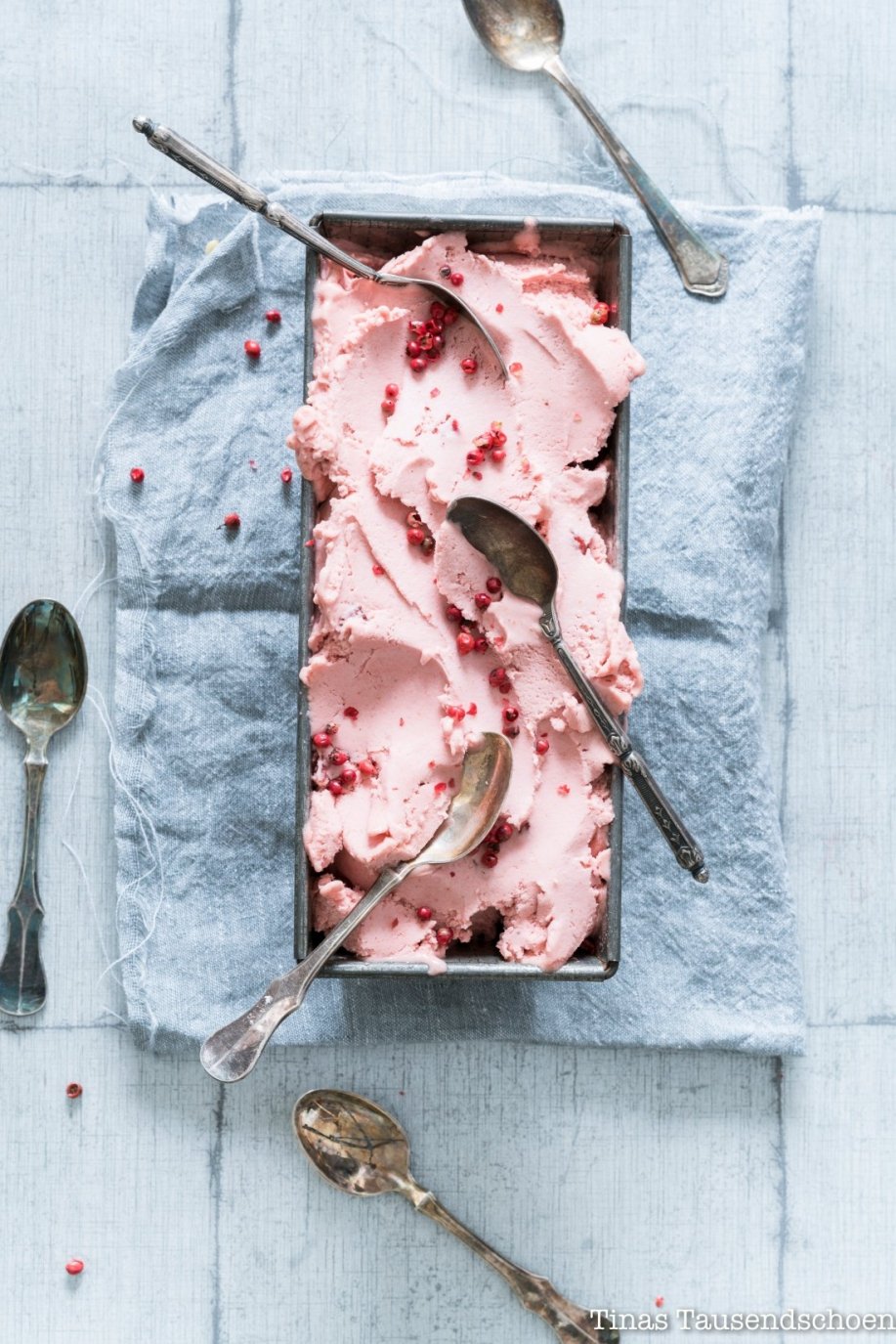 Erdbeer Sekt Sorbet mit roten Pfefferbeeren - Tinastausendschön