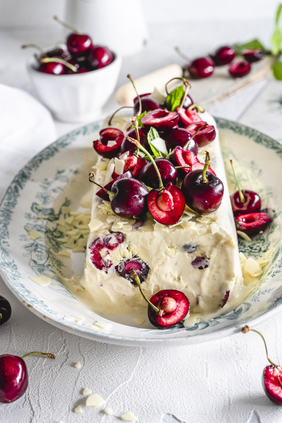 Unser mega cremiges weißes Schokoladen Parfait mit Kirschen