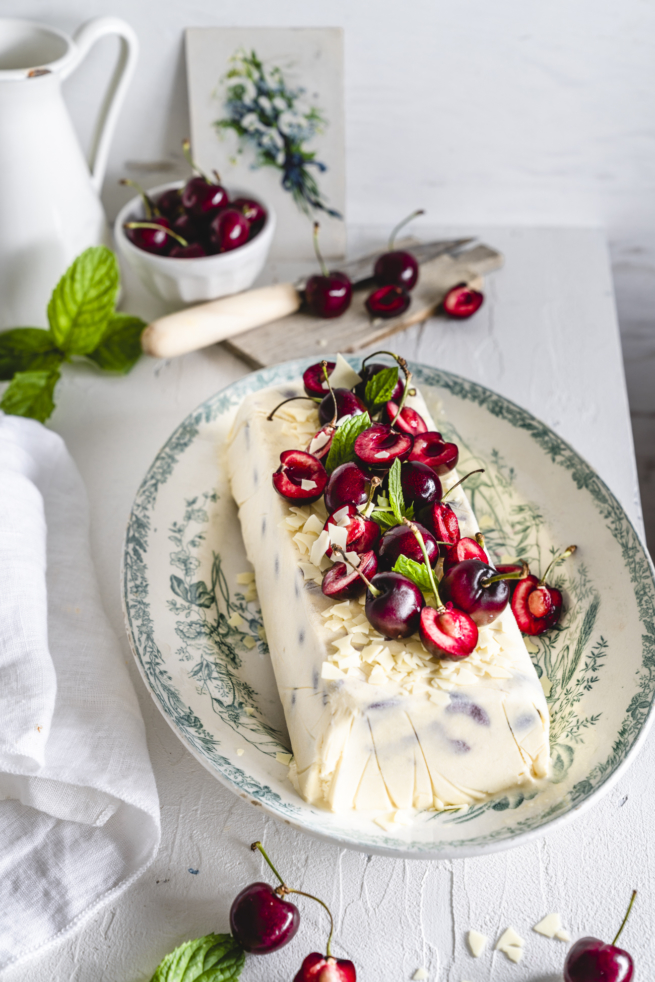 Unser mega cremiges weißes Schokoladen Parfait mit Kirschen