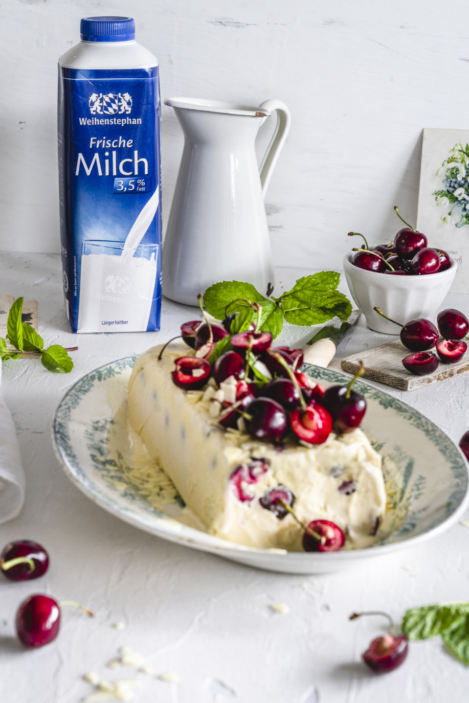 Unser mega cremiges weißes Schokoladen Parfait mit Kirschen