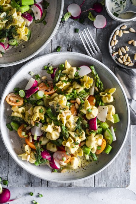 Leichter Frühlings Tortellini Salat mit grünem Spargel