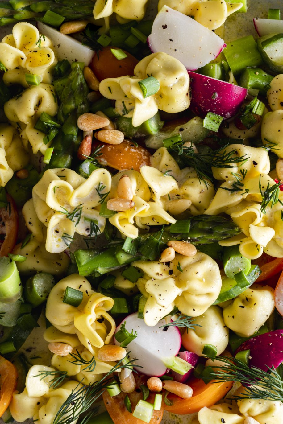 Leichter Frühlings Tortellini Salat mit grünem Spargel