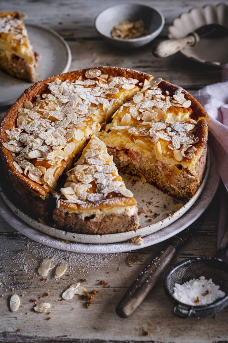 Super saftiger Rührkuchen mit Rhabarber und Mandel-Schmand Guss